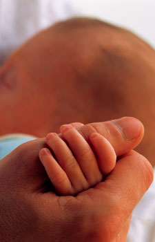 Babyhand wird gehalten