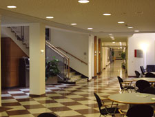 Heller Moderner Flur der Klinik